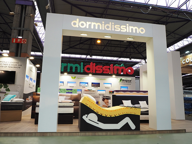 Diseño y montaje stand Dormidissimo Vista frontal del stand