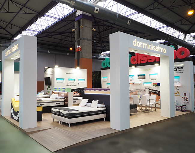 Diseño stand Dormidissimo vista lateral.