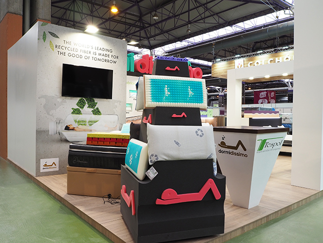 Diseño y montaje stand Dormidissimo. Expositor giratorio de producto