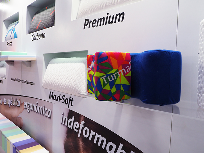 Diseño y montaje stand Dormidissimo. Plano corto de Almohadas en sus expositores.
