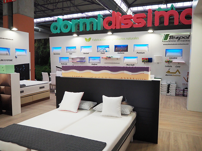 Diseño y montaje stand Dormidissimo vista del interior del stand
