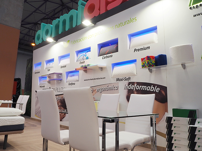 Diseño y montaje stand Dormidissimo. Detalle expositor de almohadas destacado