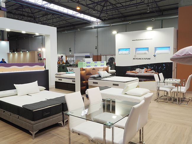 Diseño y montaje stand Dormidissimo. Vista hacia el exterior