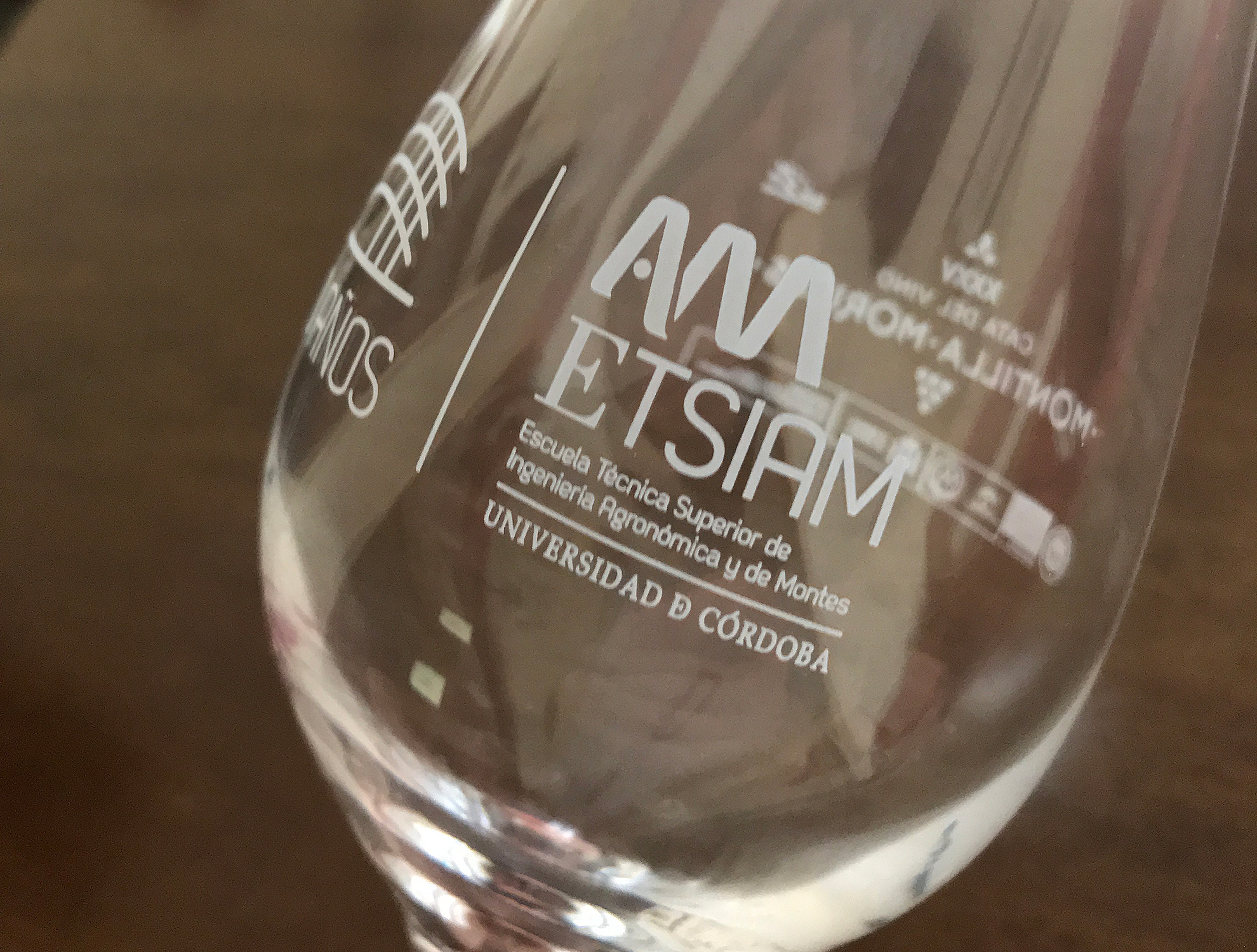 Pintado y serigrafía de envases. Serigrafía al ácido sobre cristal copa de cata.